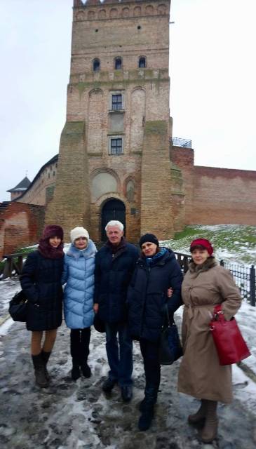 На фоні замку Любарта у Луцьку